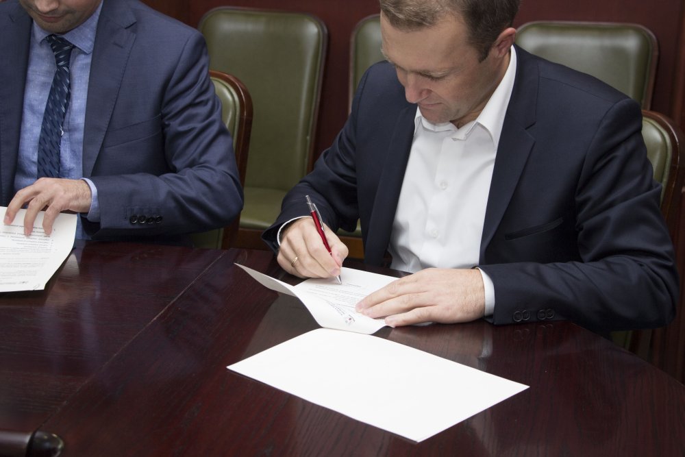 WSIiZ podpisuje kontrakt z firmą Omega Pilzno 8