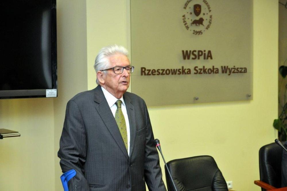 Międzynarodowe odznaczenia dla wykładowcy WSPiA - 4